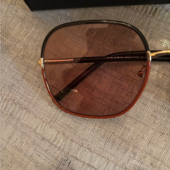 Prada oversized Square Sunglasses in Brown. - Picture 2 of 4